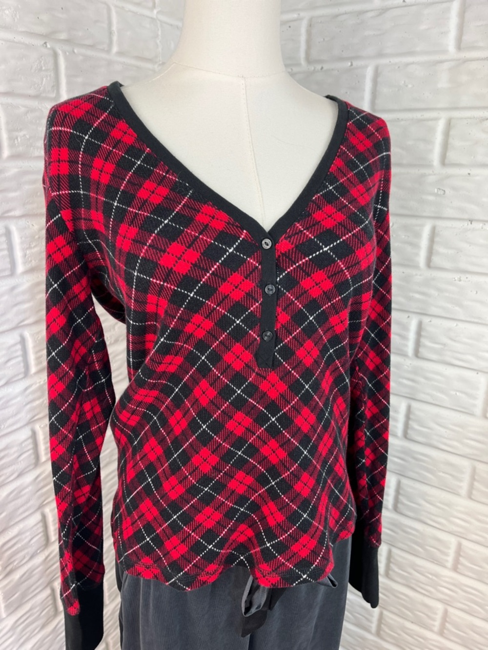 VICTORIA’S SECRET BUNDLE BLACK RED PLAID TOTE SLIPPERS NWT KNIT TOP PANTS SZ MD - Picture 4 of 16
